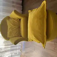 Sprzedam żółty fotel - podnóżek - poduszki Black Red White