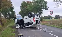 Bus dachował w Chościszowicach. Dwie osoby poszkodowane [WIDEO]