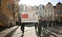 Ponad 300 tegorocznych maturzystów zatańczyło tradycyjnego poloneza [WIDEO, FOTOREPORTAŻ]