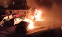 Pożar przyczepy kempingowej i samochodu w Nowogrodźcu - zobacz WIDEO