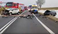 Zderzenie trzech samochodów, jedna osoba w szpitalu 